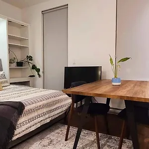 Holiday home Ironworks Studio By Iris Properties!, Victoria